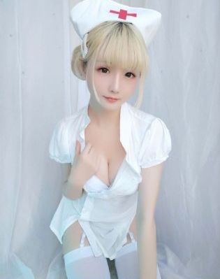 年轻的小姨子观看