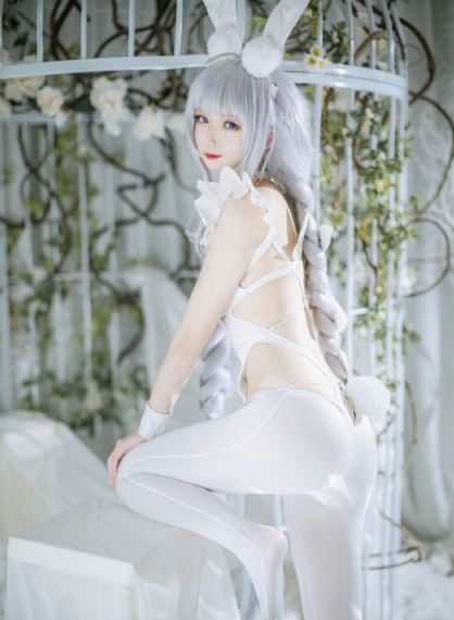 掀起裙子从后面挺进她的身体视频